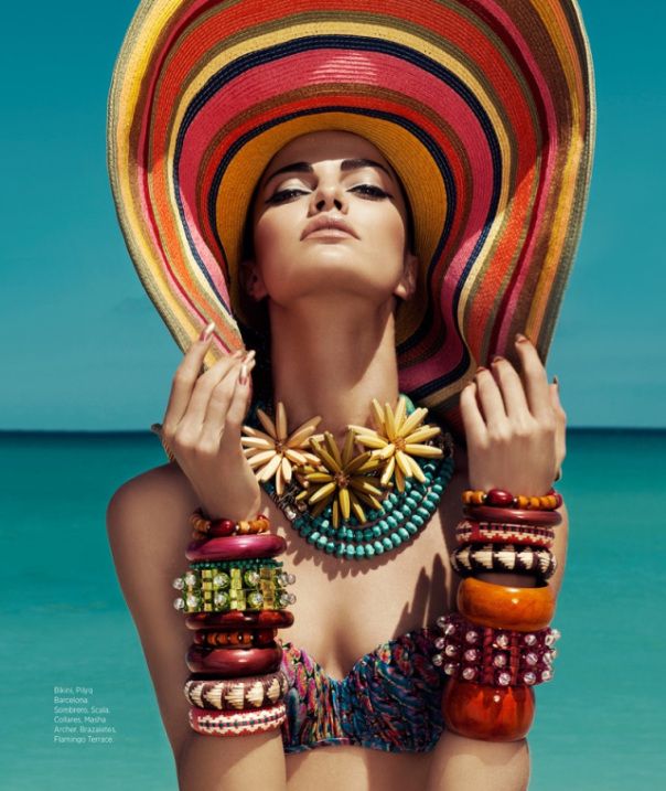 Coloridos, os chapéus trazem um up pro look de praia (Foto: Reprodução)